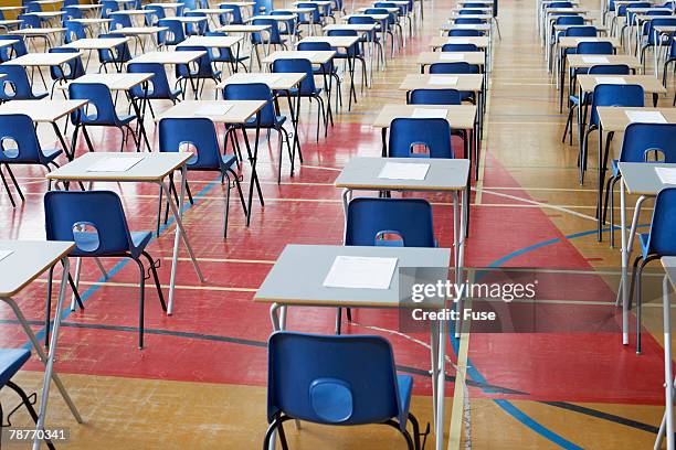 empty exam hall - tentamenzaal stockfoto's en -beelden