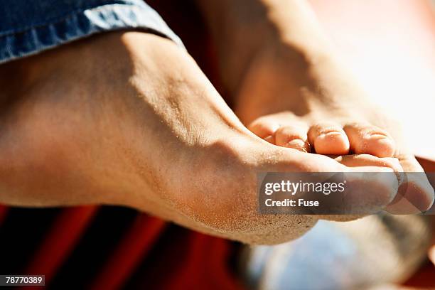 couple playing footsie - playing footsie - fotografias e filmes do acervo