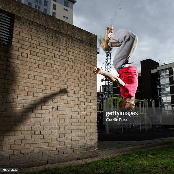 man doing backflip - achterwaartse salto stockfoto's en -beelden