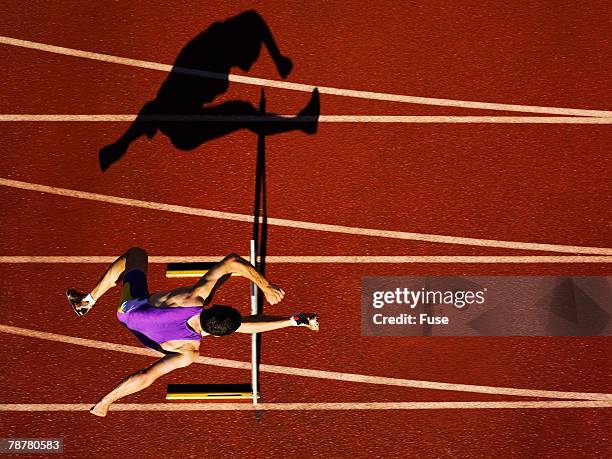 hurdler jumping - sprint sport wettbewerbsform stock-fotos und bilder