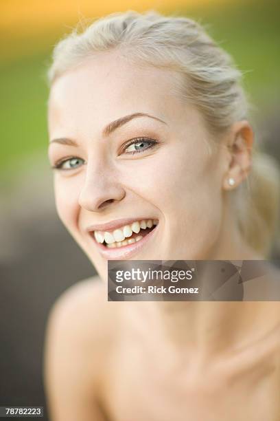 blond woman smiling - esperanza gomez fotografías e imágenes de stock