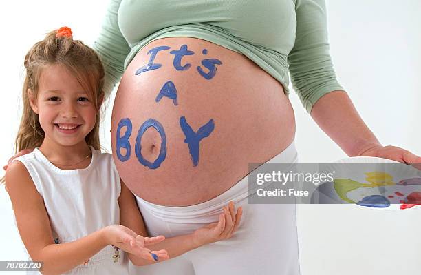 girl finger painting on pregnant mothers stomach - 4 girls finger painting foto e immagini stock