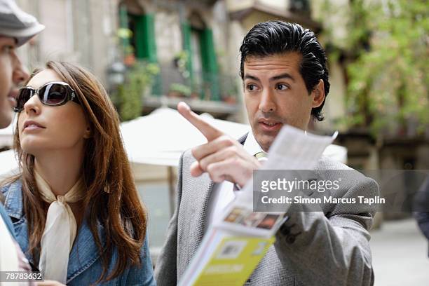 tourist couple receiving guidance - city map with points of interest stock pictures, royalty-free photos & images