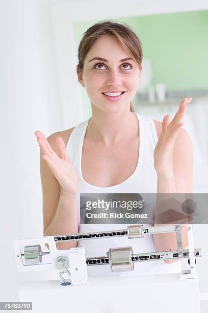 girl weighing herself - esperanza gomez fotografías e imágenes de stock