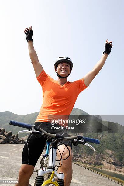 accomplished bicyclist - freihändiges fahrradfahren stock-fotos und bilder