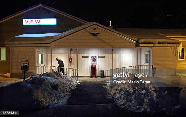 Veterans walks in to see Republican presidential contender U.S. Sen. John McCain speak to supporters during a campaign stop at VFW Post 5791January...