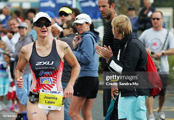 Joanna Lawn of New Zealand competes in the run leg during the Port Of Tauranga Half Ironman Triathlon at Mount Maunganui on January 5, 2008 in...