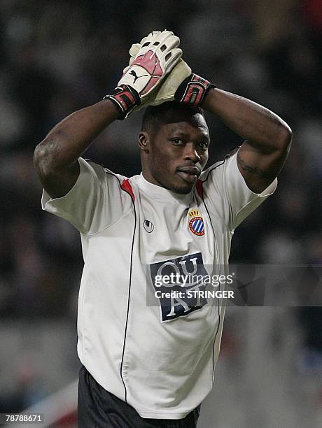 Espanyol's goalkeeper Carlos Kameni is cheered by fans during the Liga football match Espanyol vs Villarreal at the Olimpic staduim in Barcelona, 05...