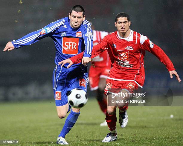 Nancy's Michael Chretien vies with Reims's Julien Feret during their French Cup football match, 05 January 2008 at the Marcel Picot Stadium in...