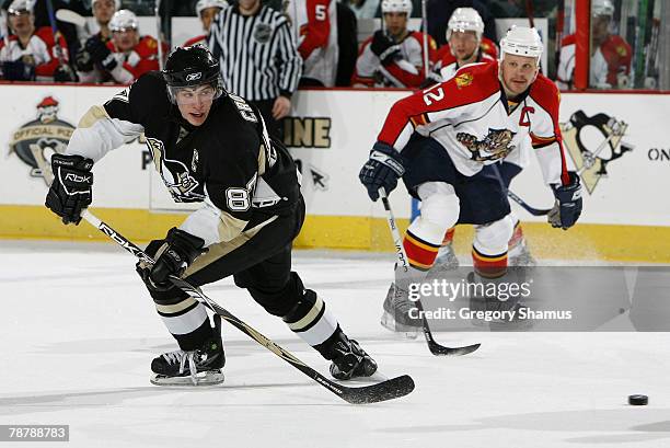 Sidney Crosby of the Pittsburgh Penguins moves the puck up ice in front of Olli Jokinen of the Florida Panthers on January 5, 2008 at Mellon Arena in...