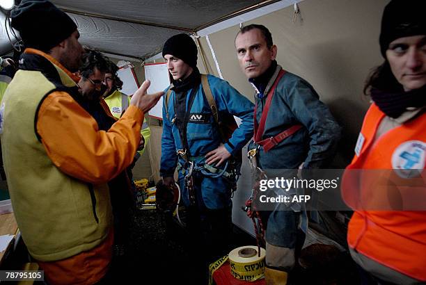 Une ?quipe de secouristes re?oit un dernier briefing, dans la nuit du 06 au 07 janvier 2008 ? D?servillers, pour aller chercher six sp?l?ologues...