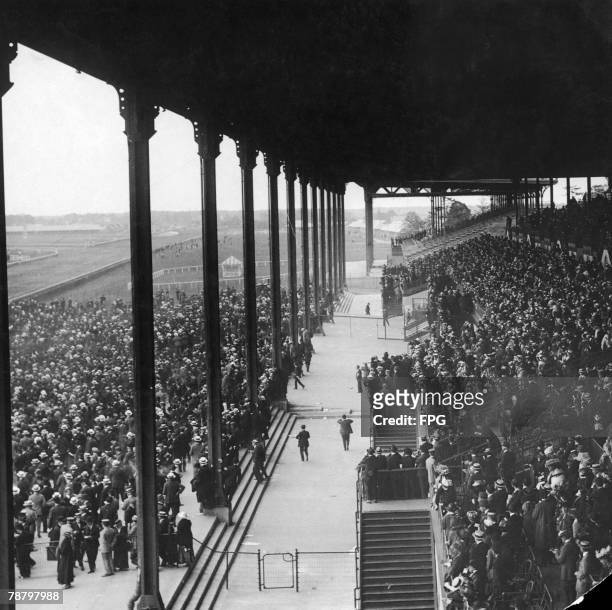 Spectators at Belmont Park race course, Long Island, New York, circa 1920.
