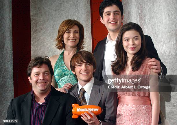 Jonathan Goldstein, Nancy Sullivan, Drake Bell, Josh Peck and Miranda Cosgrove, winners of Favorite Television Show for "Drake & Josh"