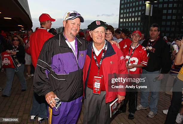 Louisiana State University Tigers fan, Danny Hebert from Bossier City, LA poses for a photo with Ohio State Buckeyes alumni and former PGA great Jack...