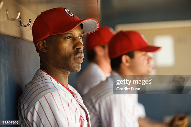 baseball players sitting in the dugout - banco dos jogadores imagens e fotografias de stock