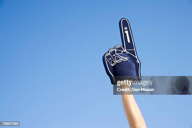 foam finger - foam hand imagens e fotografias de stock