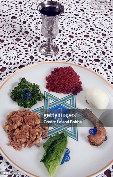 elijah cup and seder plate - karpas stockfoto's en -beelden