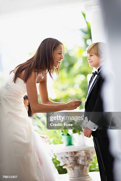 bride talking to ring bearer - ring bearer stockfoto's en -beelden