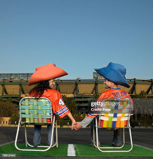 couple tailgating - home tailgate stock pictures, royalty-free photos & images