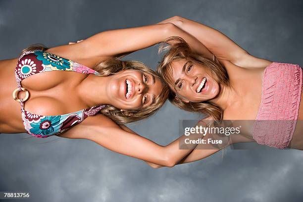 two women wearing bikinis - decote - fotografias e filmes do acervo