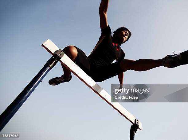 runner jumping hurdle - hallenbad leer stock-fotos und bilder
