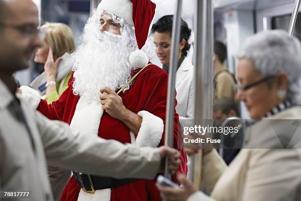 man wearing santa costume commuting on subway - 50 metros 個照片及圖片檔