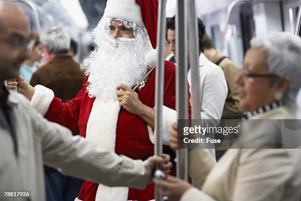 man wearing santa costume on subway - 50 metros 個照片及圖片檔
