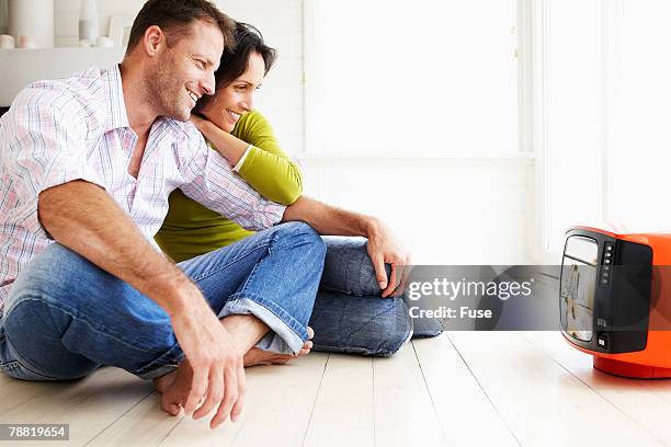 couple watching portable television - tragbarer fernseher stock-fotos und bilder