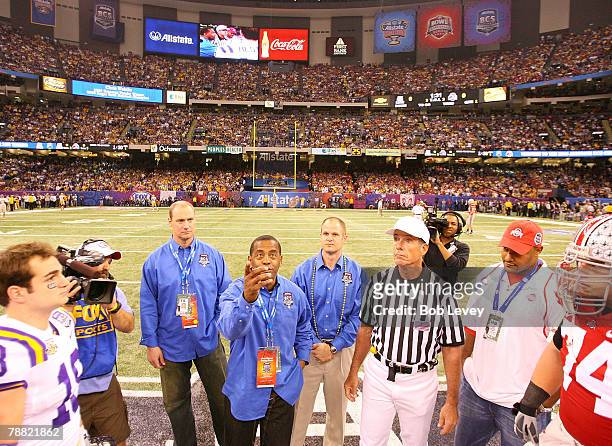 Heisman Trophy winner Tony Dorsett performs the ceremonial coin toss prior to the Allstate BCS National Championship game between Louisiana State...
