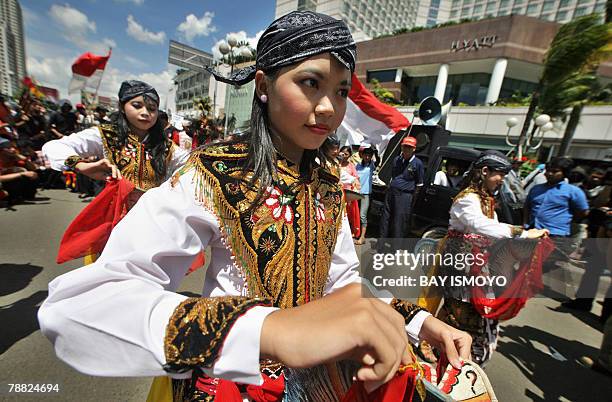 East Javanese dancers perform a 'Reog Ponorogo' dance during a demonstration against Malaysia in Jakarta, 08 January 2008 ahead of Indonesian...