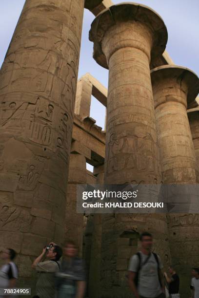 Tourists visit the Karnak temple in Luxor 23 December 2007. AFP PHOTO/KHALED DESOUKI