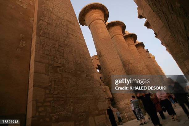 Tourists visit the Karnak temple in Luxor 23 December 2007. AFP PHOTO/KHALED DESOUKI