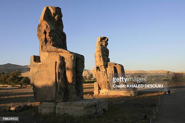 Couple of tourists visit the Colossi of Memnon in Luxor 23 December 2007. AFP PHOTO/KHALED DESOUKI