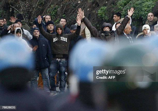 Policeman stand guard in front of demonstrators against rubbish dump at a checkpoint of Pozzuoli in Pianura 07 January 2008 in Naples. Police in...