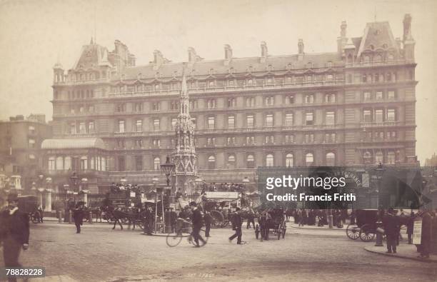 Charing Cross railway station on the Strand in London, with the replica of the Eleanor Cross in front, circa 1890.
