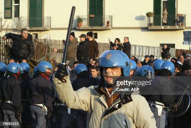 Policemen scatter protesters in the Pozzuoli suburb west of Naples outside the Pianura dump, 08 January 2008. Italian troops will be brought in to...