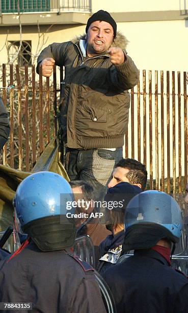 Policemen scatter protesters in the Pozzuoli suburb west of Naples outside the Pianura dump, 08 January 2008. Italian troops will be brought in to...