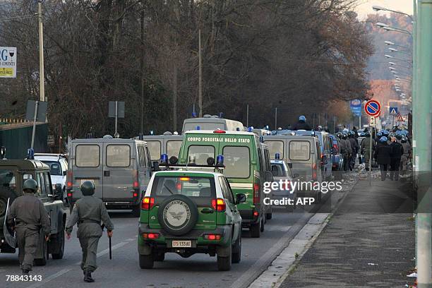 Policemen scatter protesters in the Pozzuoli suburb west of Naples outside the Pianura dump, 08 January 2008. Italian troops will be brought in to...