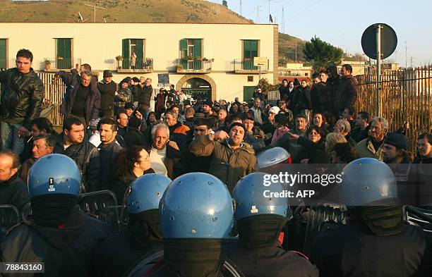 Policemen scatter protesters in the Pozzuoli suburb west of Naples outside the Pianura dump, 08 January 2008. Italian troops will be brought in to...