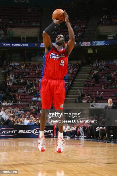 Tim Thomas of the Los Angeles Clippers shoots against the New Jersey Nets during the game on December 11, 2007 at the Izod Center in East Rutherford,...