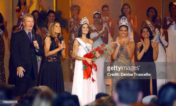 Hosts Phil Simms and Daisy Fuentes with winner of Miss Universe 2002, Russian Oxana Fedorova, and Miss Universe of 2001, Puerto Rican Denise Qui?ones