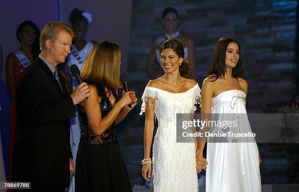 Hosts Phil Simms and Daisy Fuentes with Miss Panama and Miss Russia, Oxana Fedorova, winner of Miss Universe 2002