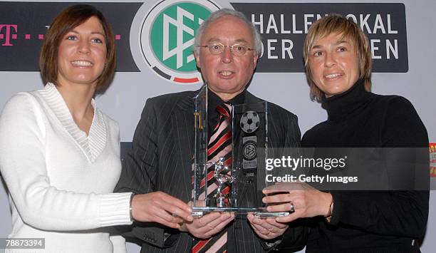 Linda Bresonik (SG Essen-Schoenbeck, Dr. Ludwig Krapf , and Sandra Minnert with the new Indoor Cup during a press conference on January 10, 2008 in...