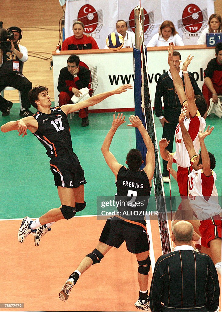Wytze Kooistra of The Netherlands (L) ri