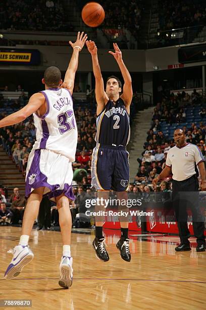 Juan Carlos Navarro of the Memphis Grizzlies shoots the ball over Francisco Garcia of the Sacramento Kings at ARCO Arena January 10, 2008 in...