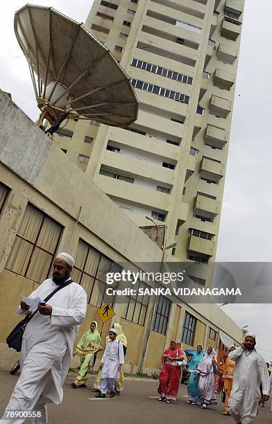 Visiting members of an Islamic Shia gathering of the Bohra community walk to prayers in the capital Colombo, 11 January 2008. Some 30,000 Bohras are...