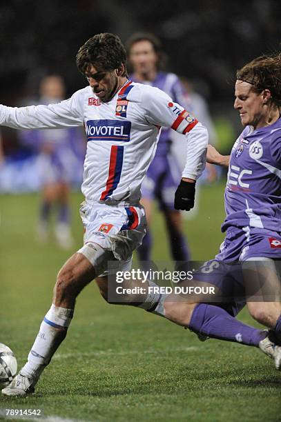 Toulouse' Argentinian defender Mauro Cetto vies with Lyon's midfielder Juninho Pernambucano during their French L1 football match, 12 January 2008 at...
