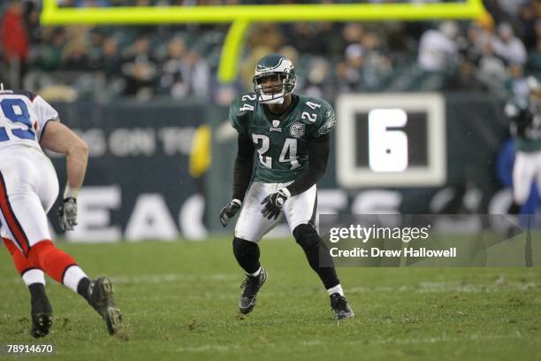 Cornerback Sheldon Brown of the Philadelphia Eagles drops back during the game against the Buffalo Bills on December 30, 2007 at Lincoln Financial...