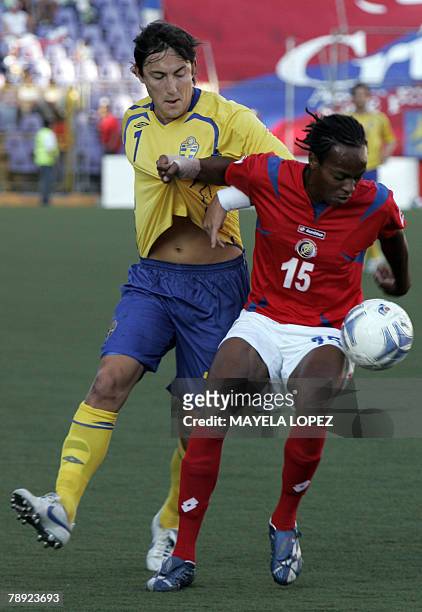 Stefan Ishizaki from Sweden, fights for the ball with Junior Diaz, from Costa Rica, 13 January 13 2008, during a friendly match held at Ricardo...