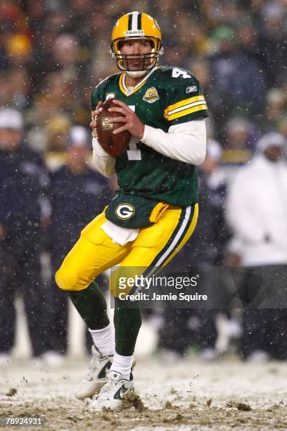 Quarterback Brett Favre of the Green Bay Packers prepares to throw the ball against the Seattle Seahawks during the NFC divisional playoff game on...